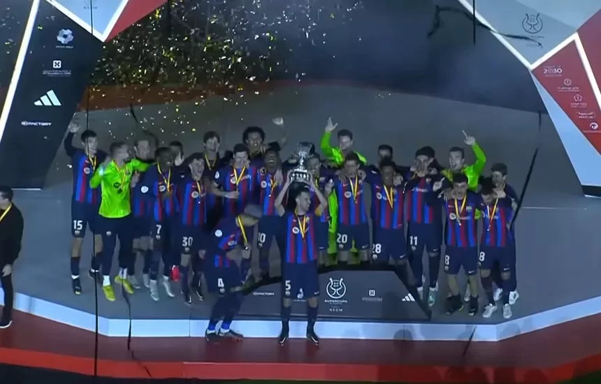 Lewandowski pierwsze trofeum Barcelona